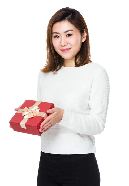 Giovane donna asiatica in maglione bianco — Foto Stock