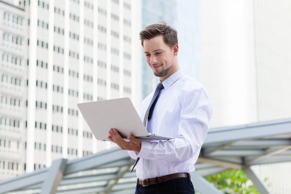 Hombre de negocios caucásico en camisa blanca al aire libre — Foto de Stock