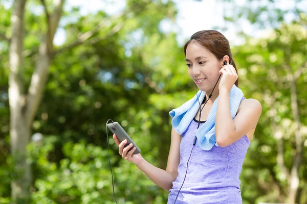 Asiatico donna ascoltare musica con cellulare — Foto Stock