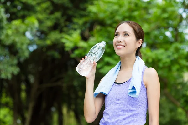 妇女跑步后喝水 — 图库照片