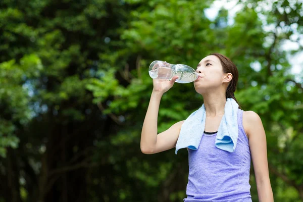 Kvinna dricksvatten efter rinnande — Stockfoto