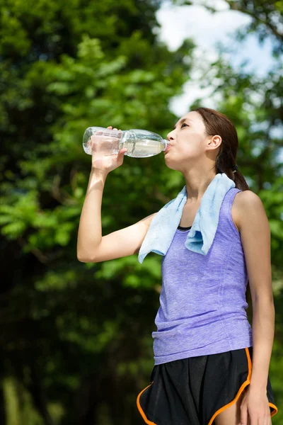 妇女跑步后喝水 — 图库照片