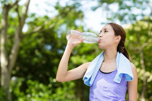 Wanita Asia muda yang cantik minum air setelah berlari — Stok Foto