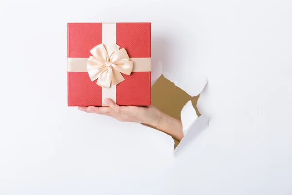 빨간 선물 상자와 손 — 스톡 사진
