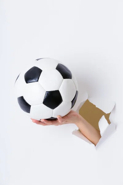 Hand met voetbal — Stockfoto