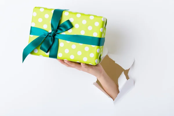 Hand with green present box — Stock Photo, Image