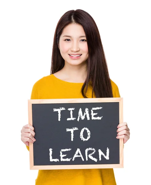 Aziatische vrouw in gele trui met blackboard — Stockfoto