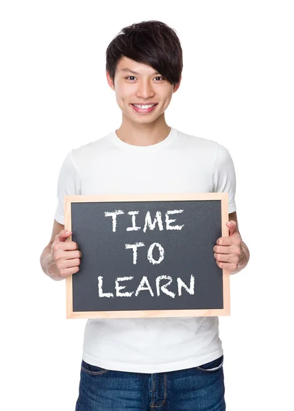 Aziatisch mens in witte t-shirt met schoolbord — Stockfoto