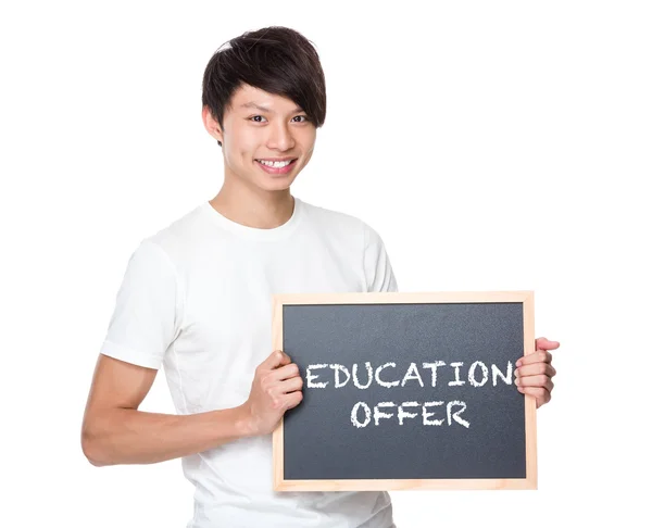 Asiatiska mannen i vit t-shirt med svarta tavlan — Stockfoto