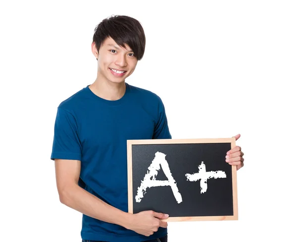 Ásia homem no azul t-shirt com o blackboard — Fotografia de Stock