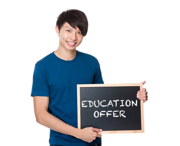 Ásia homem no azul t-shirt com o blackboard — Fotografia de Stock