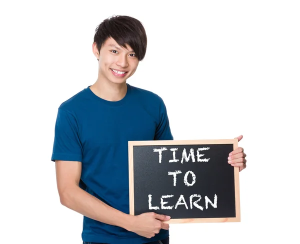 Aziatisch mens in blauw t-shirt met blackboard — Stockfoto