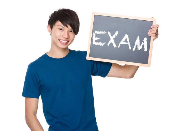 Asiatisk man i blå t-shirt med blackboard — Stockfoto