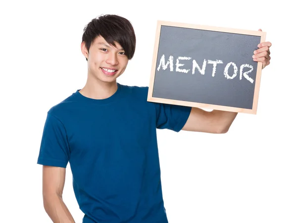 Asiatisk man i blå t-shirt med blackboard — Stockfoto