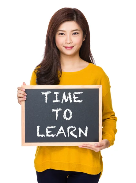 Aziatische vrouw in gele trui met blackboard — Stockfoto