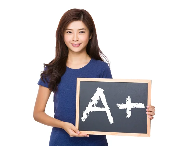 Aziatische vrouw in blauw t-shirt met blackboard — Stockfoto