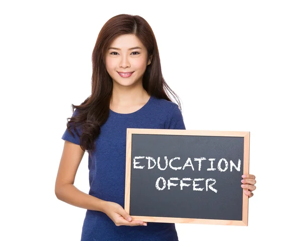 Ásia mulher no azul t-shirt com blackboard — Fotografia de Stock