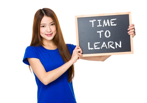 Asiatisk kvinna i blå t-shirt med blackboard — Stockfoto