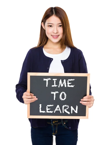 Aziatische vrouw in blauwe cardigan met blackboard — Stockfoto