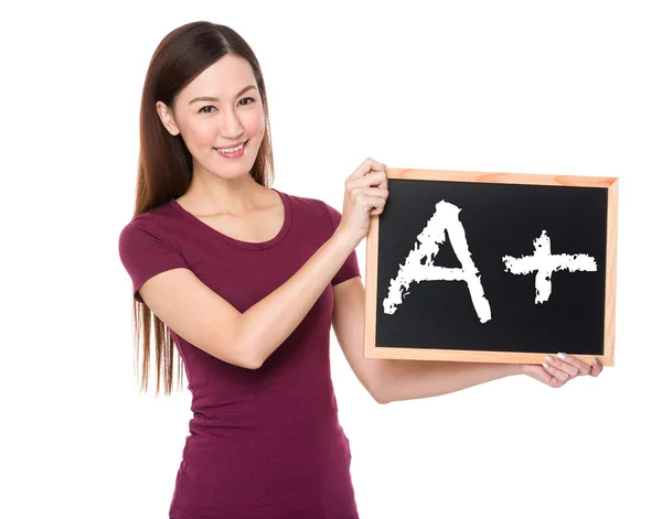 Aziatische vrouw in rode t-shirt met blackboard — Stockfoto