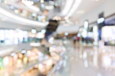 Alışveriş merkezinin ve insanların bulanık görüntüsü