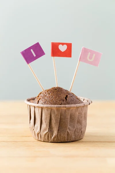 Muffins de chocolate com pequena bandeira de Eu te amo — Fotografia de Stock