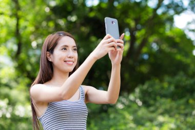 Kadını kabul fotoğraf kullanım cep telefonu