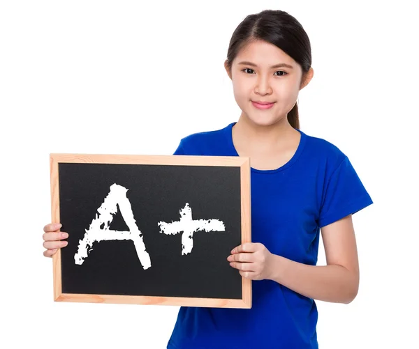 Asiatin in blauem T-Shirt mit Tafel — Stockfoto