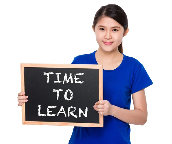 Aziatische vrouw in blauw t-shirt met blackboard — Stockfoto