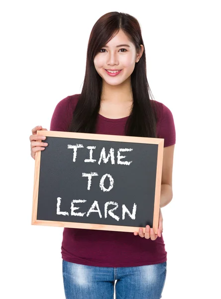 Asiatisk kvinna i röd t-shirt med blackboard — Stockfoto