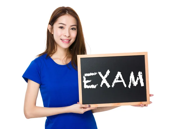 Ásia mulher no azul t-shirt com blackboard — Fotografia de Stock