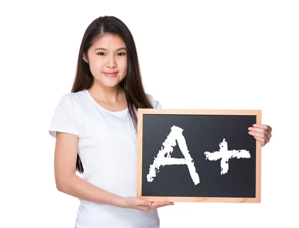 Ásia mulher no branco t-shirt com blackboard — Fotografia de Stock