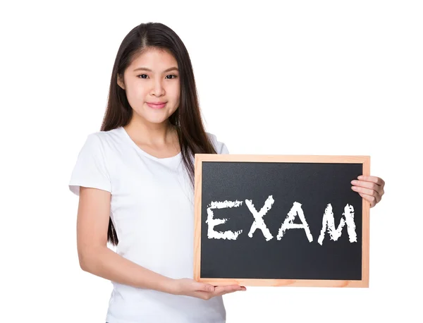 Ásia mulher no branco t-shirt com blackboard — Fotografia de Stock