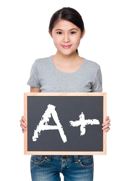 Ásia mulher no cinza t-shirt com blackboard — Fotografia de Stock