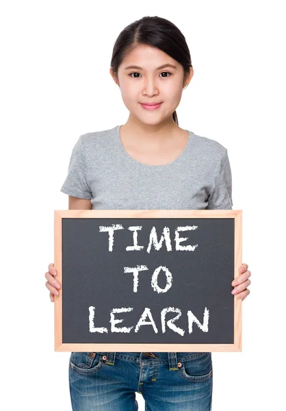 Aziatische vrouw in grijs t-shirt met blackboard — Stockfoto