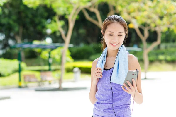 Sporty girl listen to music — Stock Photo, Image