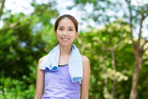 Sportig asiatisk kvinna på grön park — Stockfoto