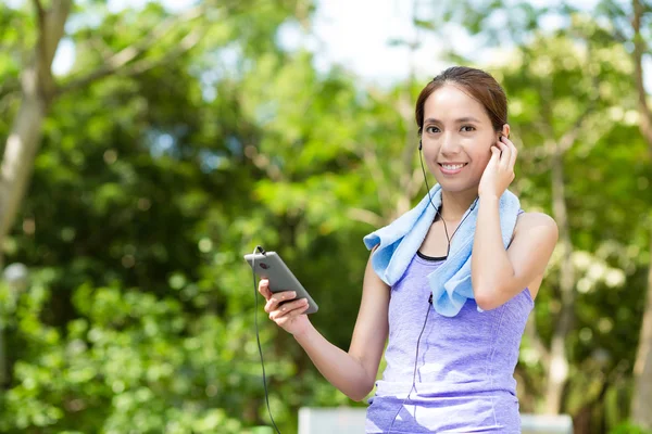 Asiático mujer con celular escuchar música — Foto de Stock