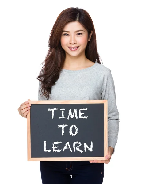 Asiático escuela chica holding chalkboard —  Fotos de Stock