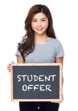 Asyalı kadın yazı tahtası ile gri t-shirt