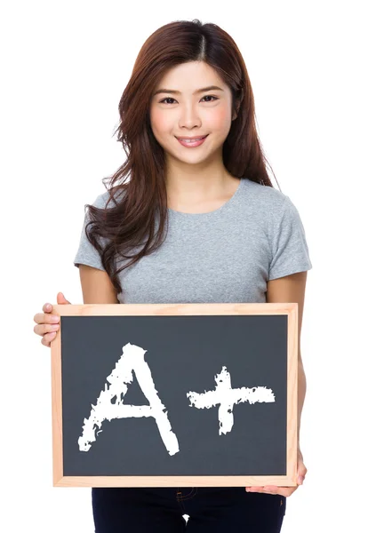 Ásia mulher no cinza t-shirt com blackboard — Fotografia de Stock