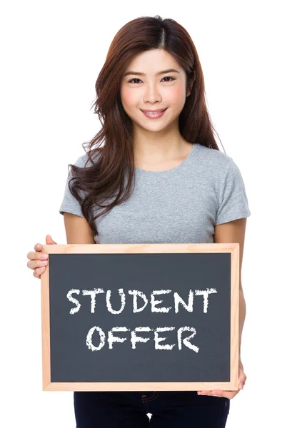 Ásia mulher no cinza t-shirt com blackboard — Fotografia de Stock