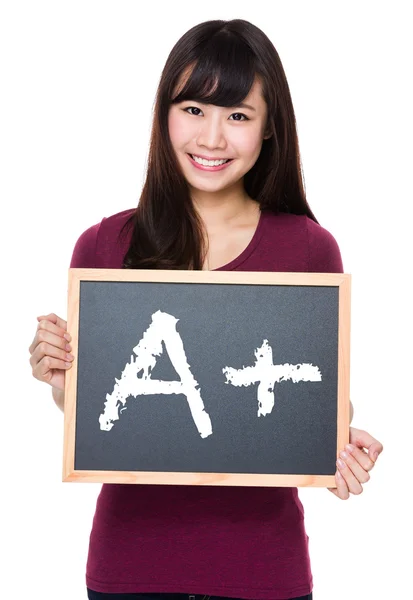 Aziatische vrouw in rode t-shirt met blackboard — Stockfoto