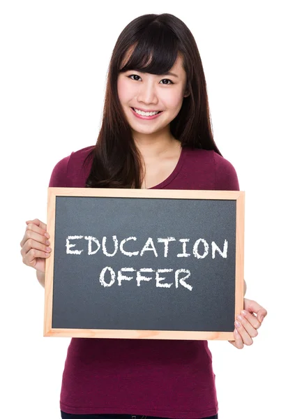 Aziatische vrouw in rode t-shirt met blackboard — Stockfoto