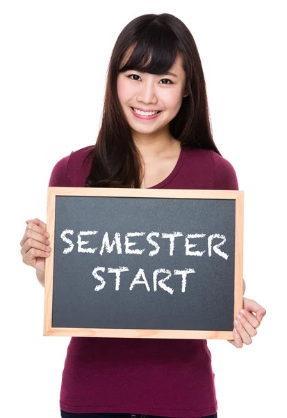 Aziatische vrouw in rode t-shirt met blackboard — Stockfoto