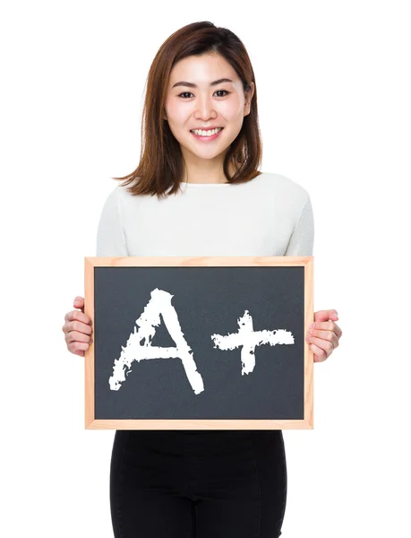 Ásia mulher no branco suéter com o blackboard — Fotografia de Stock