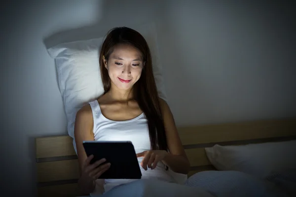 Wanita menggunakan tablet digital di tempat tidur — Stok Foto