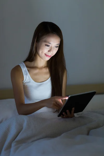 Mujer usando tableta digital en la cama —  Fotos de Stock
