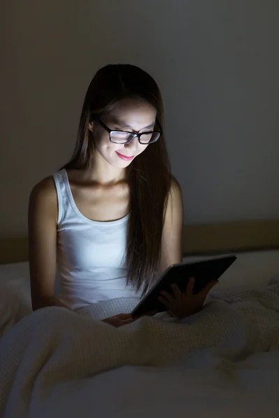 Mulher usando tablet digital à noite — Fotografia de Stock