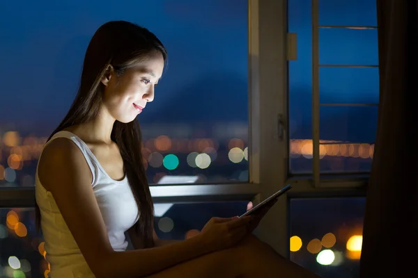 Femme utilisation du téléphone portable la nuit — Photo